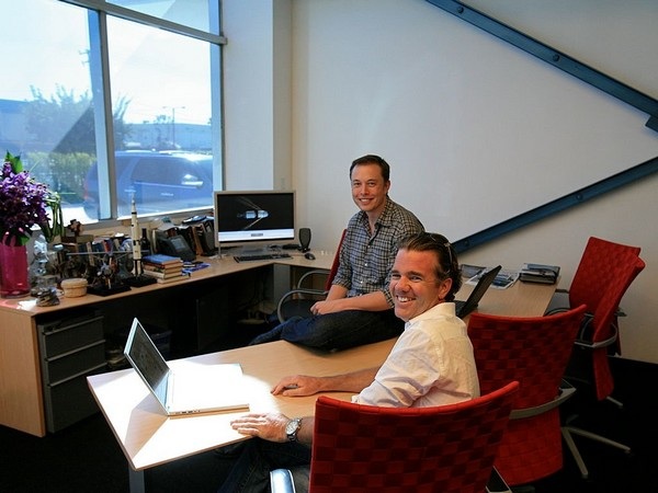 Để giữ cho tiến độ công việc của mình mỗi ngày, Musk bỏ qua hầu hết những cuộc gọi điện thoại. Vị tỷ phú này cũng thích sử dụng địa chỉ email riêng tư để ngăn chặn những email rác không cần thiết được gửi đến.