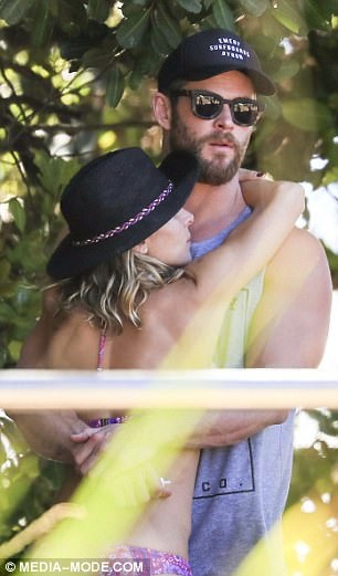 
Khoảnh khắc ngọt ngào của đôi vợ chồng nổi tiếng
