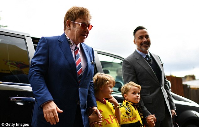 
Nam danh ca Elton John và chồng David Furnish đưa 2 con Elijah và Zachary đi xem trận bóng giữa Watford và Man City diễn ra tại Anh ngày 16/9 vừa qua
