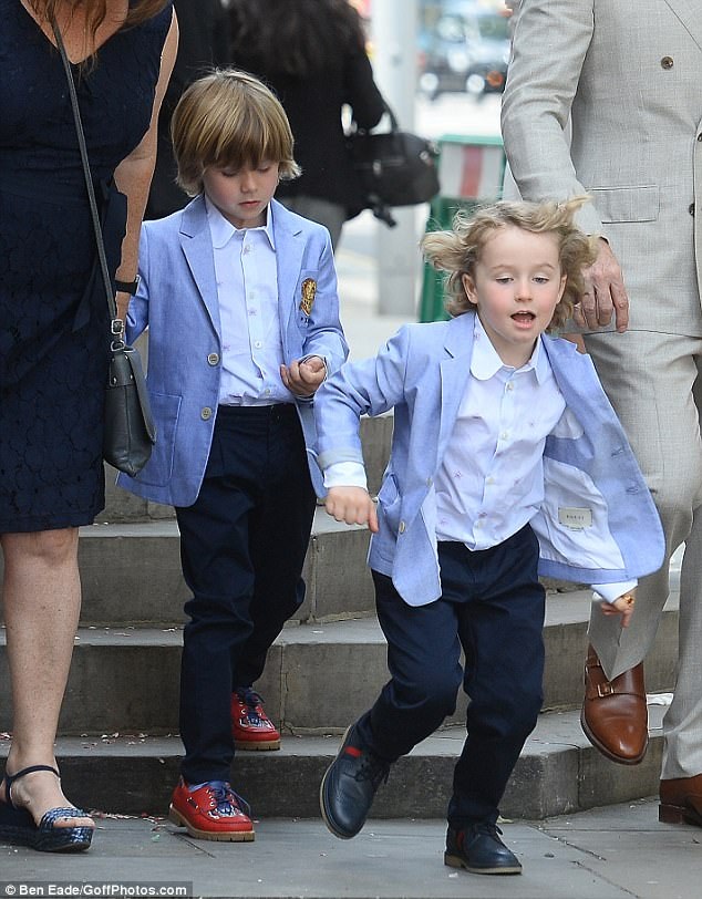 Khoảnh khắc ngọt ngào của Elton John bên chồng - 2
Elton John và David Furnish còn đưa hai con trai cưng Zachary, 6 tuổi và Elijah, 4 tuổi đi cùng