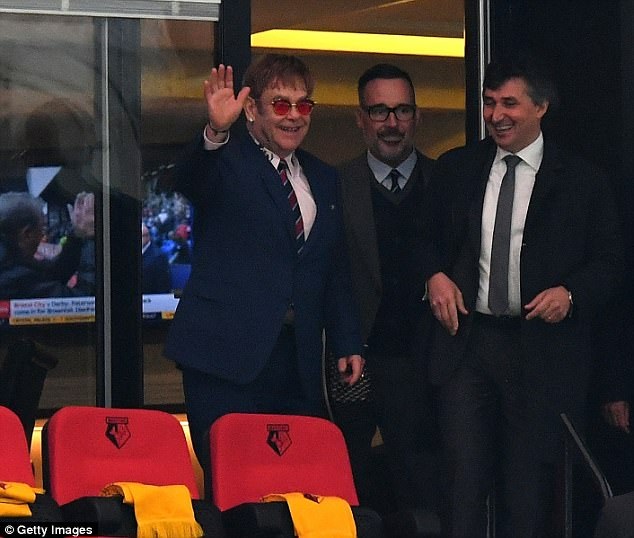 
Nam danh ca Elton John vẫy chào fans trước khi vào chỗ ngồi
