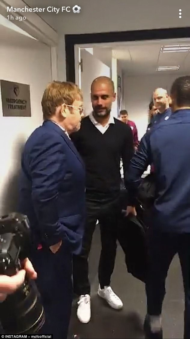 
 Elton còn trò chuyện với Pep Guardiola - huấn luyện viên trưởng CLB bóng đá Manchester City trước giờ bóng lăn
