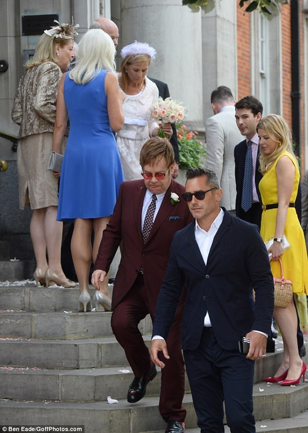 Khoảnh khắc ngọt ngào của Elton John bên chồng - 5
Nam danh ca nổi tiếng người Anh Elton John đã bước sang tuổi 70 và sở hữu khối tài sản khủng lên tới gần 400 triệu đô la Mỹ