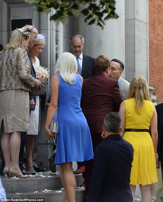 Khoảnh khắc ngọt ngào của Elton John bên chồng - 6
Elton John vừa phải hủy 1 số buổi diễn vì sức khỏe không được tốt, ông dành nhiều thời gian hơn cho gia đình trong giai đoạn này