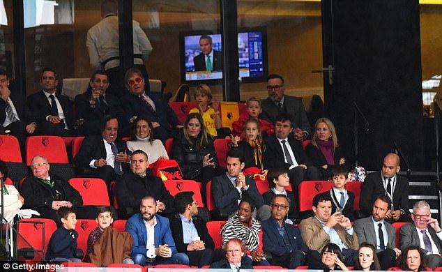 
Gia đình danh ca 71 tuổi nổi bật trên khán đài
