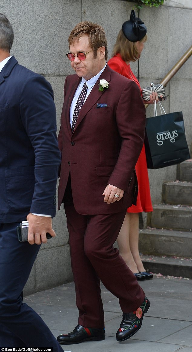 Khoảnh khắc ngọt ngào của Elton John bên chồng - 7
Trả lời phỏng vấn gần đây, ngôi sao của bản hit Candle In The Wind tiết lộ ông không có ý định để lại cả 400 triệu đô la tài sản cho 2 con trai vì muốn hai con thực sự làm việc chăm chỉ để hiểu giá trị của đồng tiền.