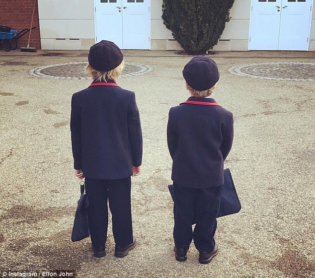 
Nam danh ca Elton John và chồng David Furnish có 2 con trai nhờ biện pháp mang thai hộ. Trong ảnh, Elton John khoe 2 con với đồng phục chào đón năm học mới.
