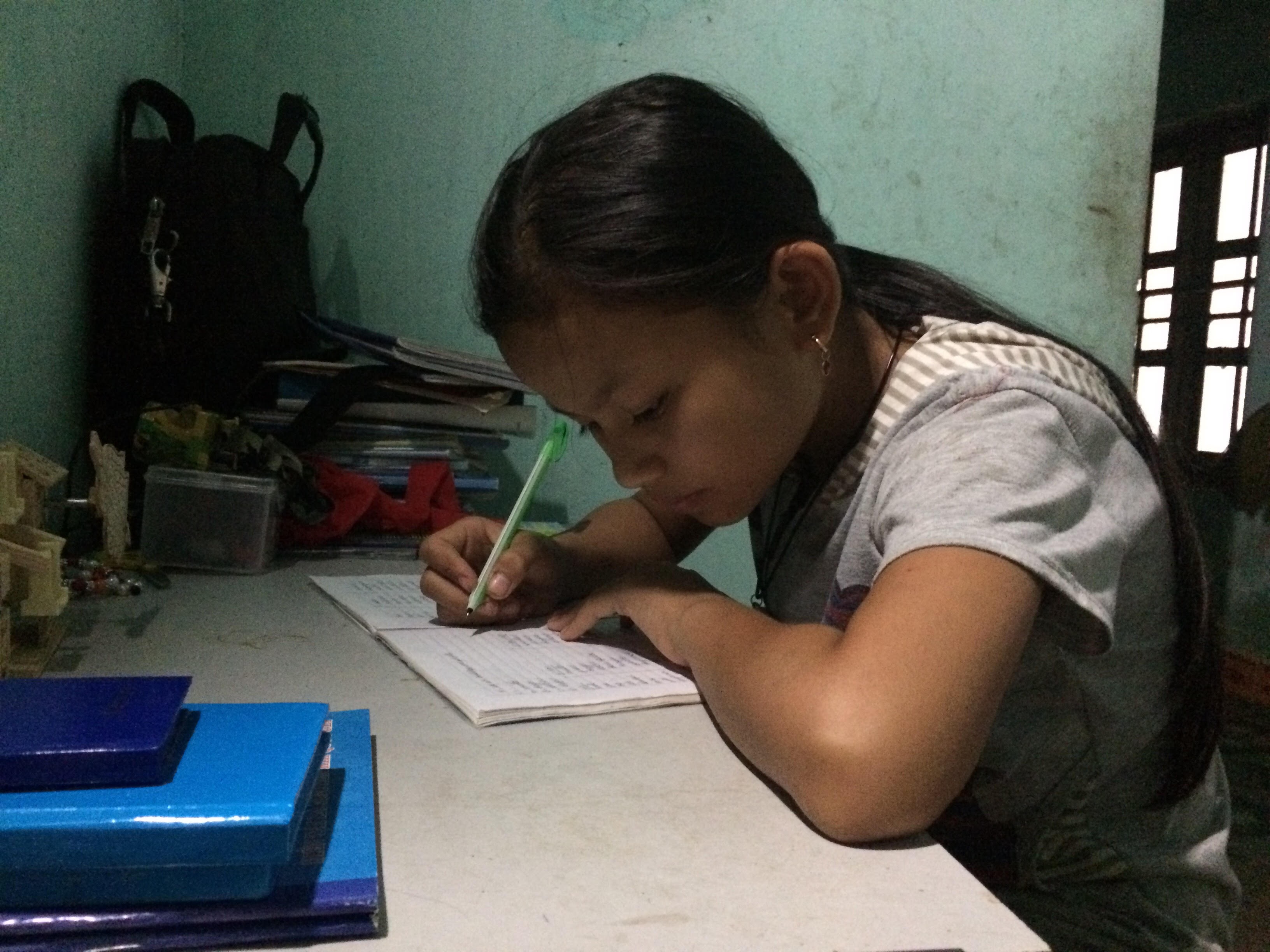 Nghị lực phi thường của cô bé học sinh giỏi mồ côi mẹ, cha liệt giường - 1 Em Minh tranh thủ học bài