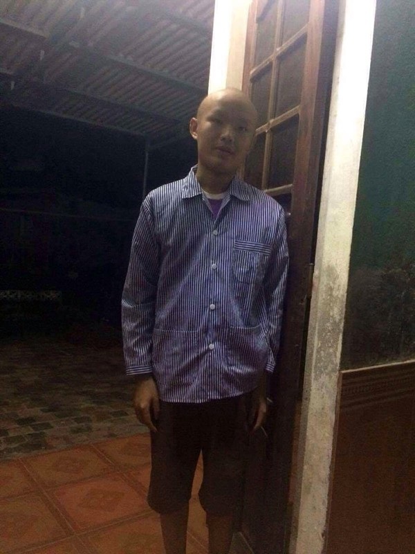 Xót thương chàng trai học sinh giỏi cấp tỉnh gặp bệnh hiểm nghèo - 4 Tú vừa trở về từ bệnh viện. Em đang chờ gia đình vay mượn, gom tiền để tiếp tục hành trình chữa trị.