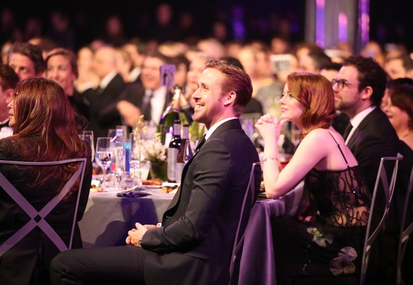 
Ryan Gosling và Emma Stone - 2 ngôi sao của phim La La Land ngồi cạnh nhau khi dự tiệc của lễ trao giải SAG - giải thưởng được trao tặng bởi nghiệp đoàn diễn viên màn ảnh Mỹ tổ chức hôm nay 30/1
