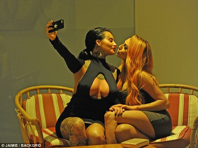 Người đẹp xăm trổ diện áo tắm bốc lửa - 4
Jemma Lucy mới đây cũng úp mở chuyện tình đồng giới của cô với người đẹp Zaralena Jackson