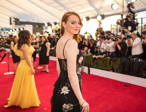 
Nữ diễn viên nổi tiếng diện váy của Alexander McQueen, đeo nữ trang Tiffany and Co
