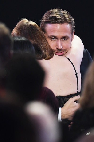 
Ryan Gosling chúc mừng đồng nghiệp khi nghe tên cô được xướng lên
