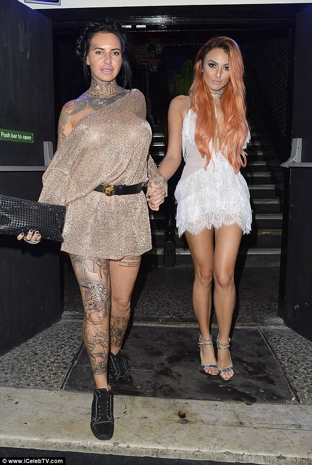 Người đẹp xăm trổ diện áo tắm bốc lửa - 7
Jemma Lucy và đồng nghiệp Zaralena Jackson luôn rất tình tứ khi xuất hiện bên nhau những ngày gần đây