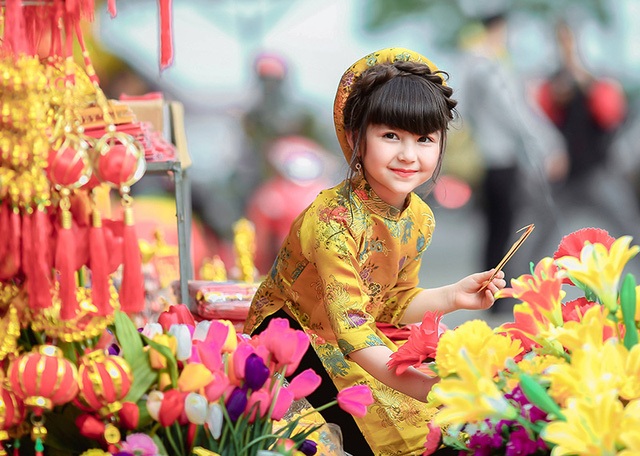 Kiều bào năm châu là những người Việt gốc đã xa xứ để tìm kiếm cuộc sống mới. Tuy nhiên, tình cảm với quê hương vẫn luôn đong đầy trong họ. Hãy đến và tìm hiểu về câu chuyện của những gương mặt kiêu hãnh, những người đang cố gắng giữ gìn và truyền lại nét đẹp văn hóa của quê hương ta.