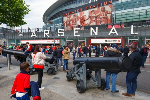 Arsenal 2-0 MU: Wenger đã thắng Mourinho - 12
Những khẩu thần công, biểu tượng của CLB Arsenal được đặt bên ngoài Emirates