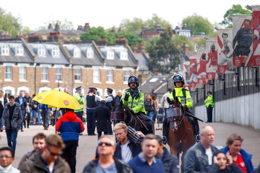 Arsenal 2-0 MU: Wenger đã thắng Mourinho - 13
Bên ngoài sân vận động Emirates trước giờ bóng lăn. Anh ninh đã được thắt chặt nhằm đảm bảo cho trận đấu diễn ra trong an toàn