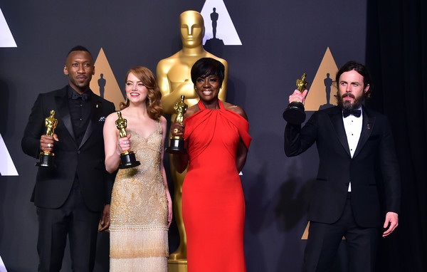 Sao phim La La Land đẹp rạng rỡ khoe tượng vàng Oscar - 1
Từ trái qua: Mahershala Ali, Emma Stone, Viola Davis, Casey Affleck - 4 sao giành chiến thắng lớn tại lễ trao giải Oscar năm nay