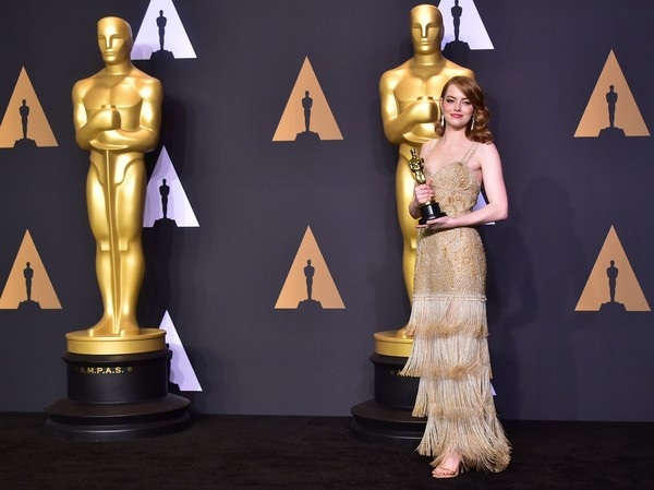 Sao phim La La Land đẹp rạng rỡ khoe tượng vàng Oscar - 3
Cô đã nhận được tượng vàng cho vai nữ chính xuất sắc nhất với diễn xuất trong phim La La Land