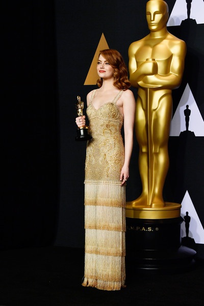 Sao phim La La Land đẹp rạng rỡ khoe tượng vàng Oscar - 5
Emma kiêu sa trong chiếc váy Givenchy, nữ trang Tiffany &Co