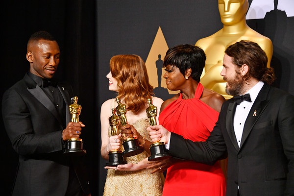 Sao phim La La Land đẹp rạng rỡ khoe tượng vàng Oscar - 7
Bốn ngôi sao rạng rỡ bên tượng vàng Oscar trong phòng truyền thông khi lễ trao giải kết thúc