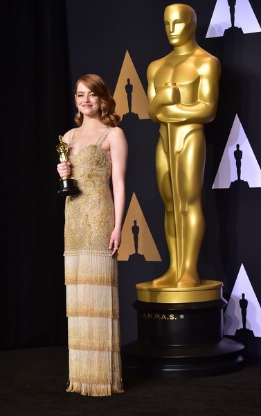 Sao phim La La Land đẹp rạng rỡ khoe tượng vàng Oscar - 8
Emma hạnh phúc phát biểu: Tôi vẫn đang trưởng thành, học hỏi và làm việc, bức tượng vàng này thật tuyệt và nó là động lực để tôi cố gắng hơn trên con đường của mình. Tôi rất biết ơn - vì tất cả.