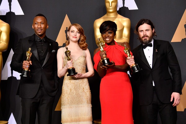 Sao phim La La Land đẹp rạng rỡ khoe tượng vàng Oscar - 10
Emma Stone cũng chia sẻ sự tiếc nuối cho La La Land khi phim không được giải phim hay nhất mà giải thưởng lại giành cho phim Moonlight