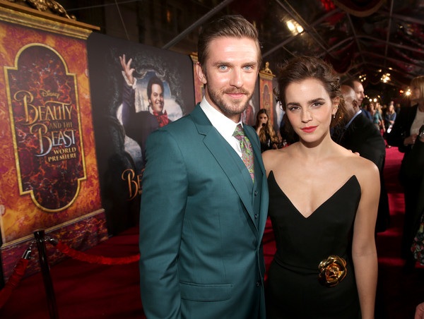Siêu mẫu áo tắm tình tứ bên chồng trên thảm đỏ - 7
Dan Stevens - Emma Watson cặp nam nữ diễn viên chính của phim
