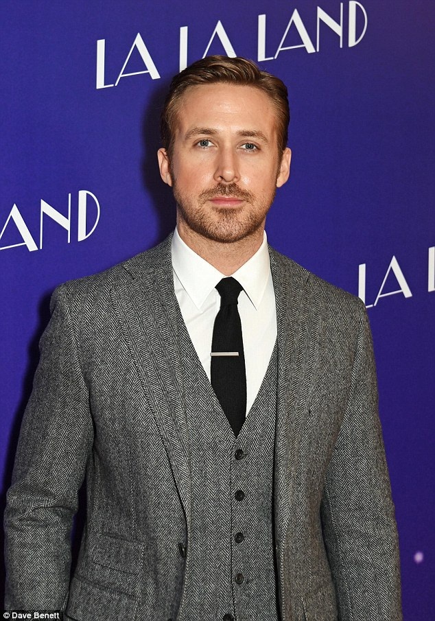 Cặp sao của "La La land" đẹp đôi trên thảm đỏ - 10
Ryan Gosling bảnh bao trong buổi họp báo giới thiệu phim La La Land tại London, Anh.
