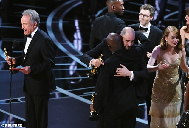 Emma Stone: “Khoảnh khắc công bố nhầm Oscar thật kinh khủng” - 1
Emma Stone và các đồng nghiệp lên sân khấu nhận giải nhưng phải đi xuống trong hụt hẫng