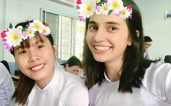 Thiếu nữ mang dòng máu Việt - Tây Ban Nha giỏi thể thao và ngoại ngữ - 2 Emma và bạn học