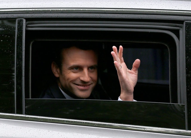 Nước Pháp có tân Tổng thống 39 tuổi - 18
Ông Macron vẫy tay chào khi tới lễ tuyên thệ (Ảnh: Reuters)