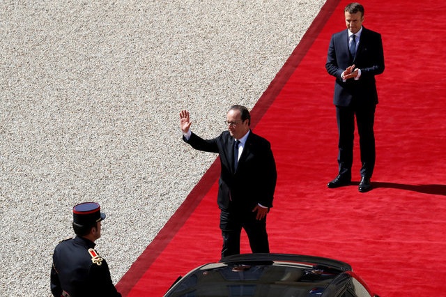 Nước Pháp có tân Tổng thống 39 tuổi - 3
Tổng thống mãn nhiệm Francois Hollande vẫy tay chào khi rời điện Elysee sau cuộc chuyển giao quyền lực cho người kế nhiệm Emmanuel Macron (Ảnh: Reuters)