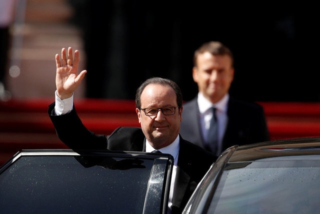 Nước Pháp có tân Tổng thống 39 tuổi - 4
Ông Hollande, người tại vị từ năm 2012, vẫy tay trước khi bước vào xe ô tô để rời đi, kết thúc nhiệm kỳ tổng thống kéo dài 5 năm. (Ảnh: Reuters)