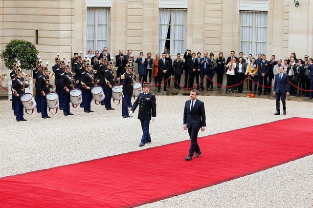 Nước Pháp có tân Tổng thống 39 tuổi - 15
Ông Macron bước trên thảm đỏ để tới lễ tuyên thệ (Ảnh: Reuters)