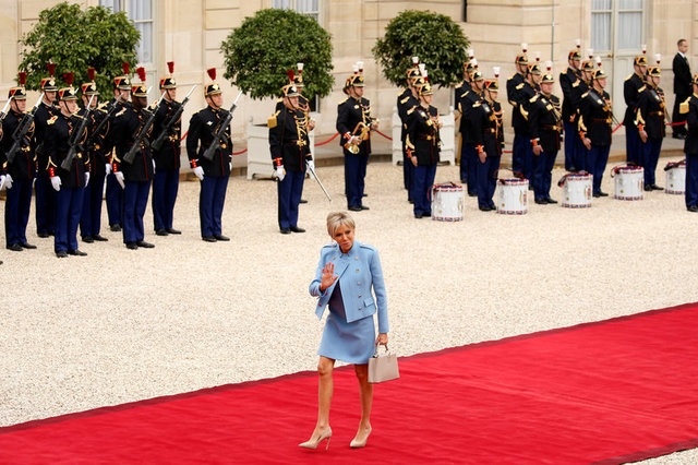 Nước Pháp có tân Tổng thống 39 tuổi - 8
Bà Brigitte Trogneux, vợ của ông Macron, vẫy tay chào khi tới lễ tuyên thệ. (Ảnh: Reuters)