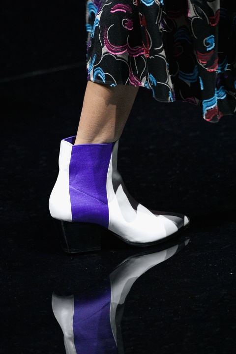 
Bốt thấp cổ màu nổi bật của Emporio Armani
