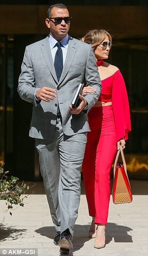 Jennifer Lopez rạng ngời khi ra phố cùng bồ trẻ - 2
Người đẹp U50 và bạn trai kém 6 tuổi hẹn hò chưa đầy 1 tháng và vô cùng gắn bó