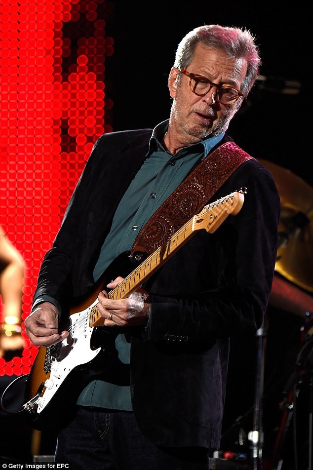 Danh ca “Tears in Heaven” ngồi xe lăn tại sân bay - 6
Trong sự nghiệp của mình, Eric Clapton từng phát hành 22 album, gần nhất là album I Still Do (2016). Ông được tạp chí Time đưa vào danh sách 1 trong 10 tay guitar điện xuất sắc nhất mọi thời đại