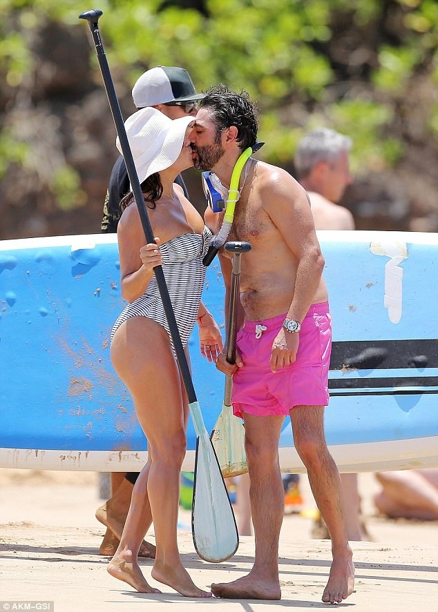 "Bà nội trợ kiểu Mỹ" Eva Longoria hạnh phúc bên chồng đại gia - 1
Eva Longoria và chồng José Bastón say đắm hôn nhau trên bãi biển ở Hawaii ngày 19/4 vừa qua