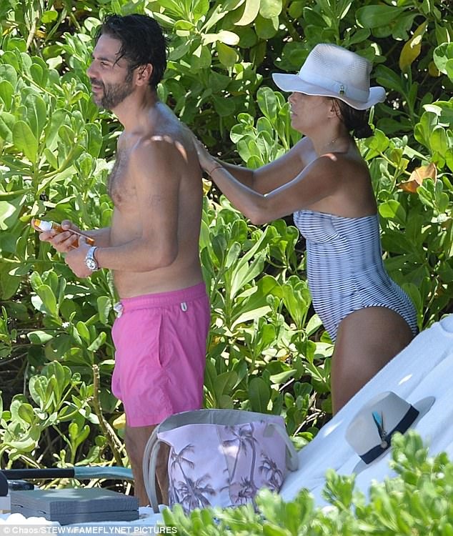 "Bà nội trợ kiểu Mỹ" Eva Longoria hạnh phúc bên chồng đại gia - 5
José Bastón - chồng của Eva là thương gia người Mexico sở hữu khối tài sản hơn 100 triệu đô la Mỹ