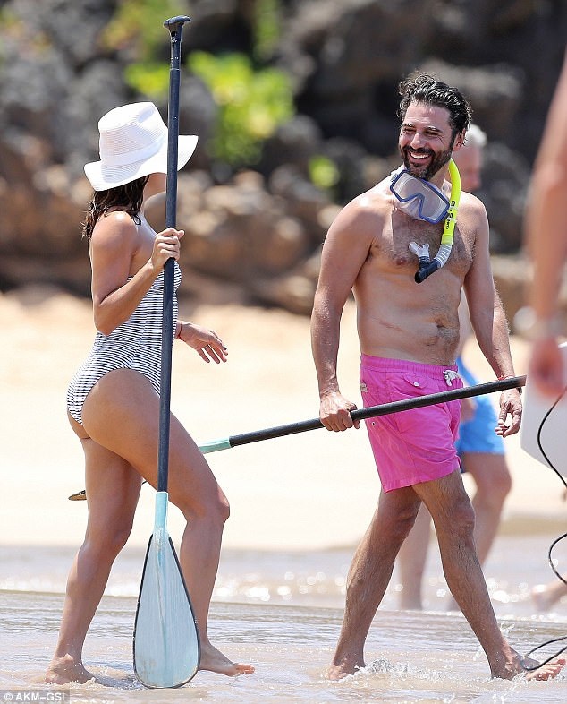 "Bà nội trợ kiểu Mỹ" Eva Longoria hạnh phúc bên chồng đại gia - 6
Cặp đôi kết hôn hồi tháng 5 năm ngoái. Đây là người chồng thứ ba của Eva Longoria và cô vẫn chưa lên kế hoạch sinh con vì quá bận rộn.