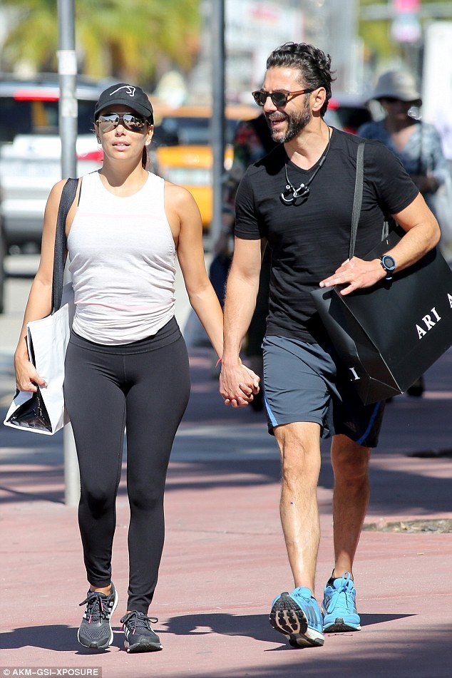 Eva Longoria hạnh phúc bên “ông xã” điển trai - 5
Eva Longoria và Jose Bastón kết hôn tại Mexico vào tháng 5/2016 sau một thời gian hò hẹn. Jose là người chồng thứ ba của Eva và cô gọi anh là Pepe. Chia sẻ với truyền thông, Eva từng thổ lộ rằng, Jose là người đàn ông yêu thương cô chân thành nhất và cô tìm thấy cảm giác an toàn khi ở bên anh.