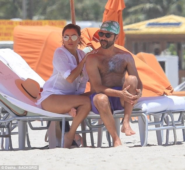 Eva Longoria thư thái đi biển cùng người chồng thứ 3 - 3
Người đẹp từng qua 3 lần đó và chồng kỷ niệm 1 năm ngày cưới cách đây ít tuần