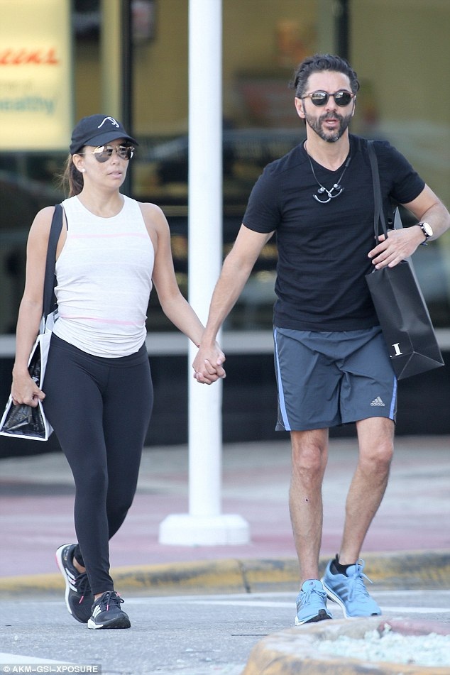 Eva Longoria hạnh phúc bên “ông xã” điển trai - 2
Ngày 18/1 vừa rồi, Eva đã nhận giải thưởng vì đã truyền cảm hứng và đam mê cho những người làm việc trong ngành công nghiệp giải trí.