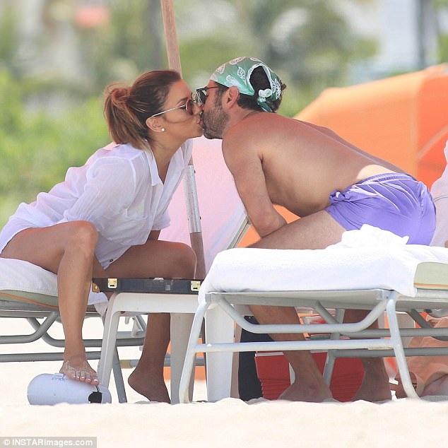Eva Longoria thư thái đi biển cùng người chồng thứ 3 - 4
Eva Longoria thường khen chồng chu đáo, ủng hộ cô trong mọi việc và lo lắng cho cô rất nhiều
