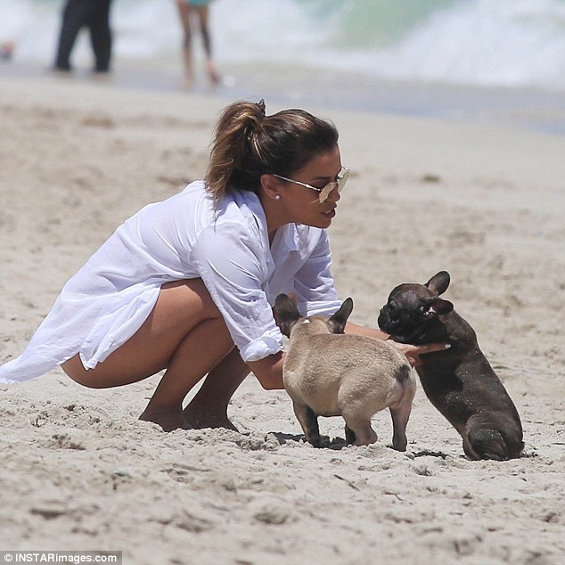 Eva Longoria thư thái đi biển cùng người chồng thứ 3 - 5
Đây là người đàn ông đầu tiên tôi hẹn hò mà hơn tuổi tôi, thực sự thì anh ấy rất chín chắn và chững chạc, Eva nói