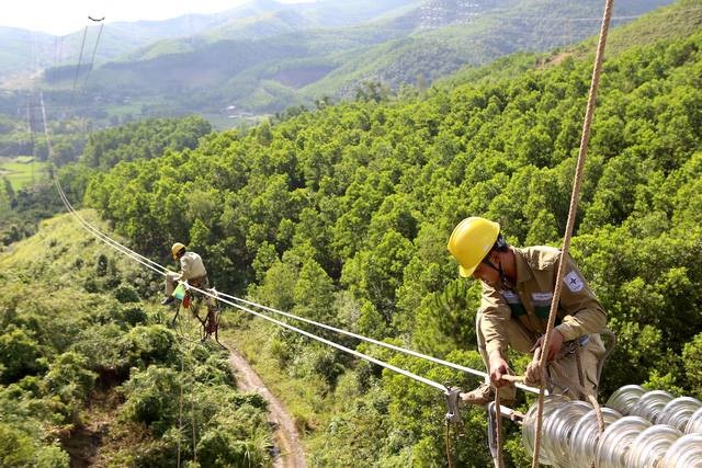 Ông Đặng Phan Tường, Chủ tịch EVNNPT:Chấp nhận đối mặt khó khăn để lọt top đầu khu vực châu Á - 2
Công nhân của EVNNPT kiểm tra vận hành của lưới điện truyền tải