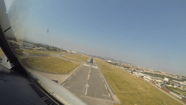 Phi công thường làm gì khi đang bay? - 2