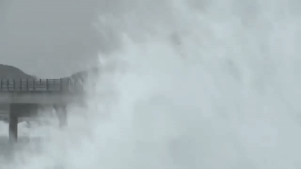 Sóng biển đánh cao vào những ngày biển động